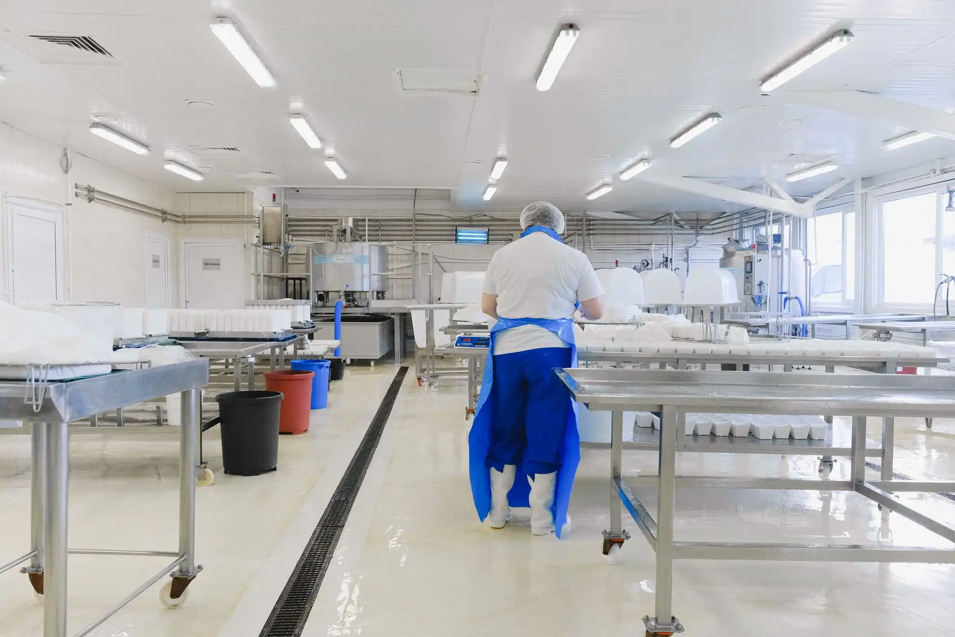 上海佰历亚克力展示架加工工艺与透明度控制标准详解