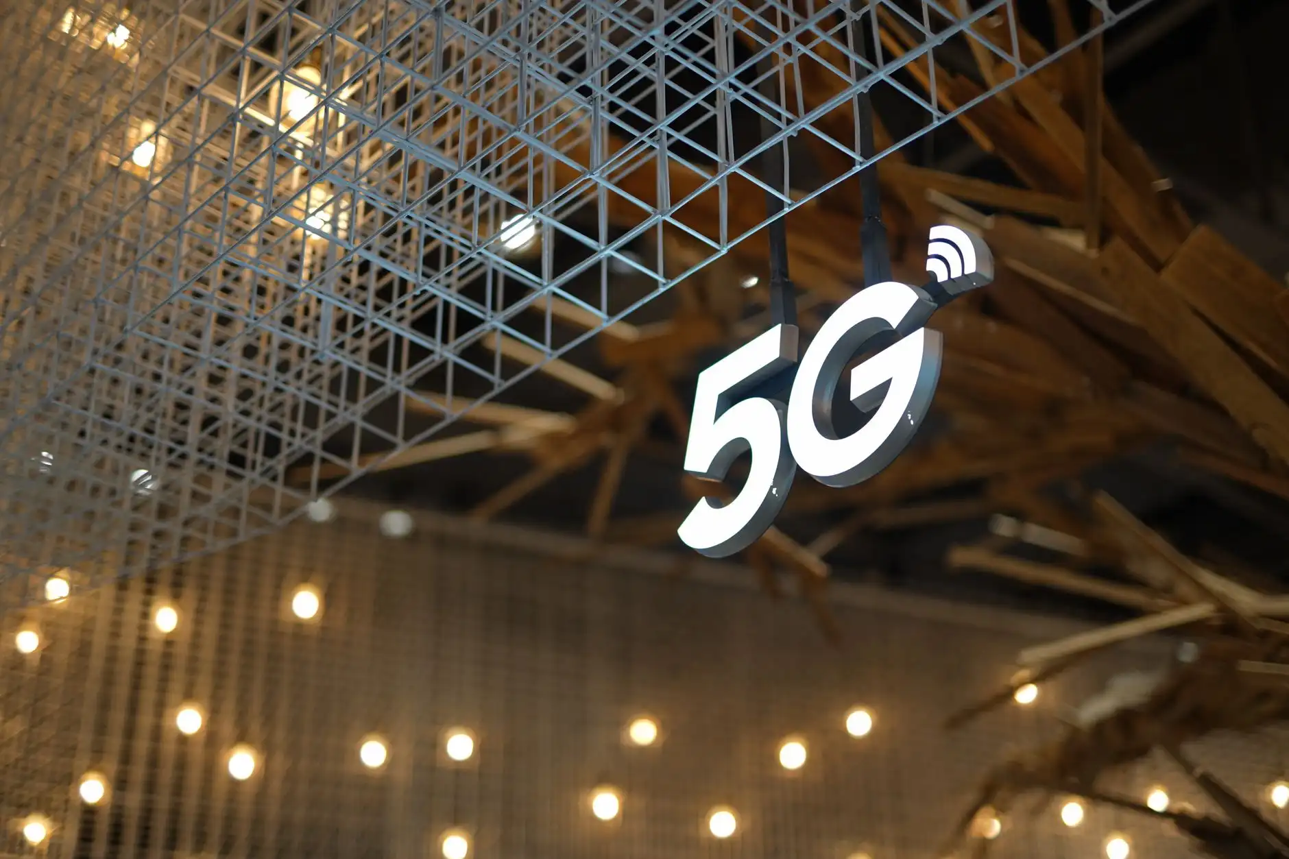 亚克力展示架定制加工工艺与表面处理技术要点解析