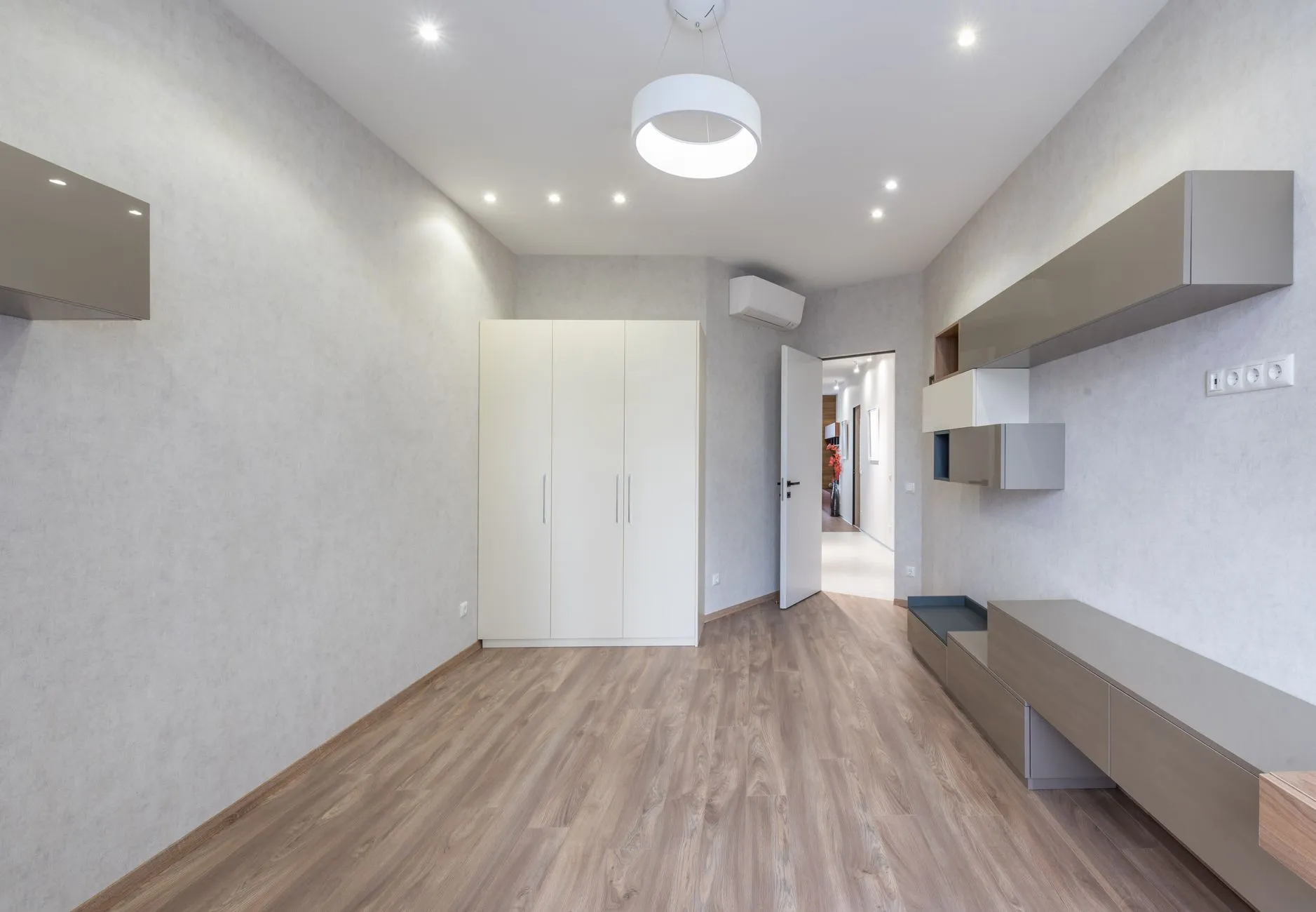 亚克力展示架与普通塑料展示架的性能对比及选型建议