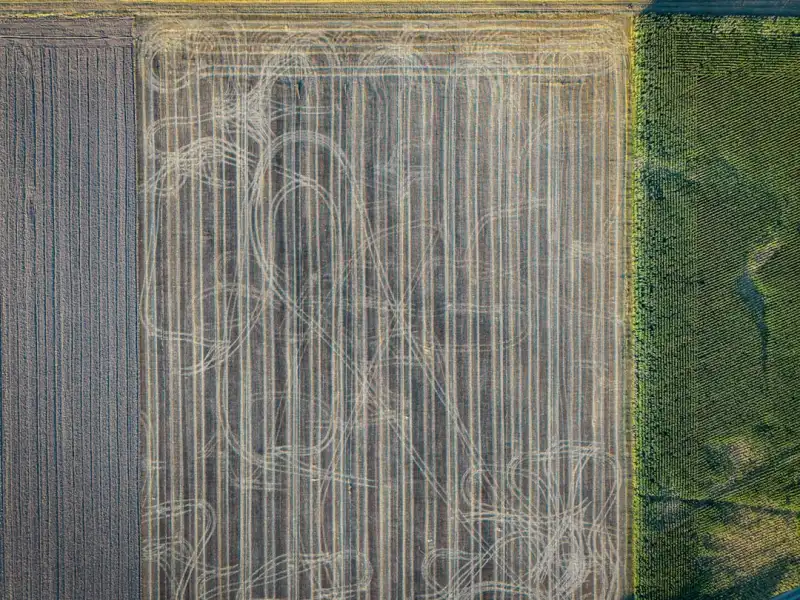 亚克力展示架材质与工艺对比：透明板与磨砂板应用场景分析
