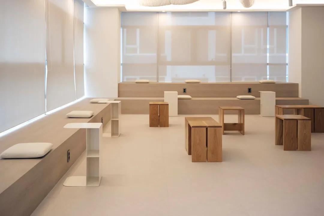 亚克力展示架与木质资料架材质对比及适用场景分析正文配图 2