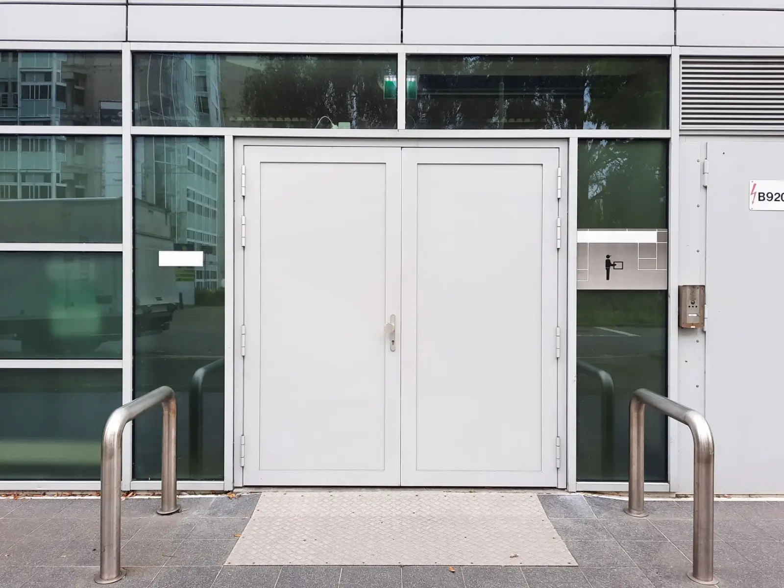 亚克力展示架安装维护指南：延长透明展示制品使用寿命的实用技巧